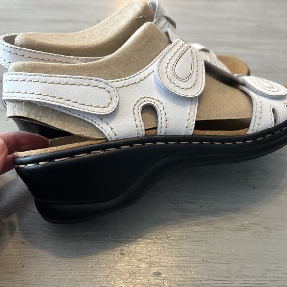 Clarks White Lexi Open Toe Stitched Bow Leather Sandal Sz 9.5 - Picture 2 of 9